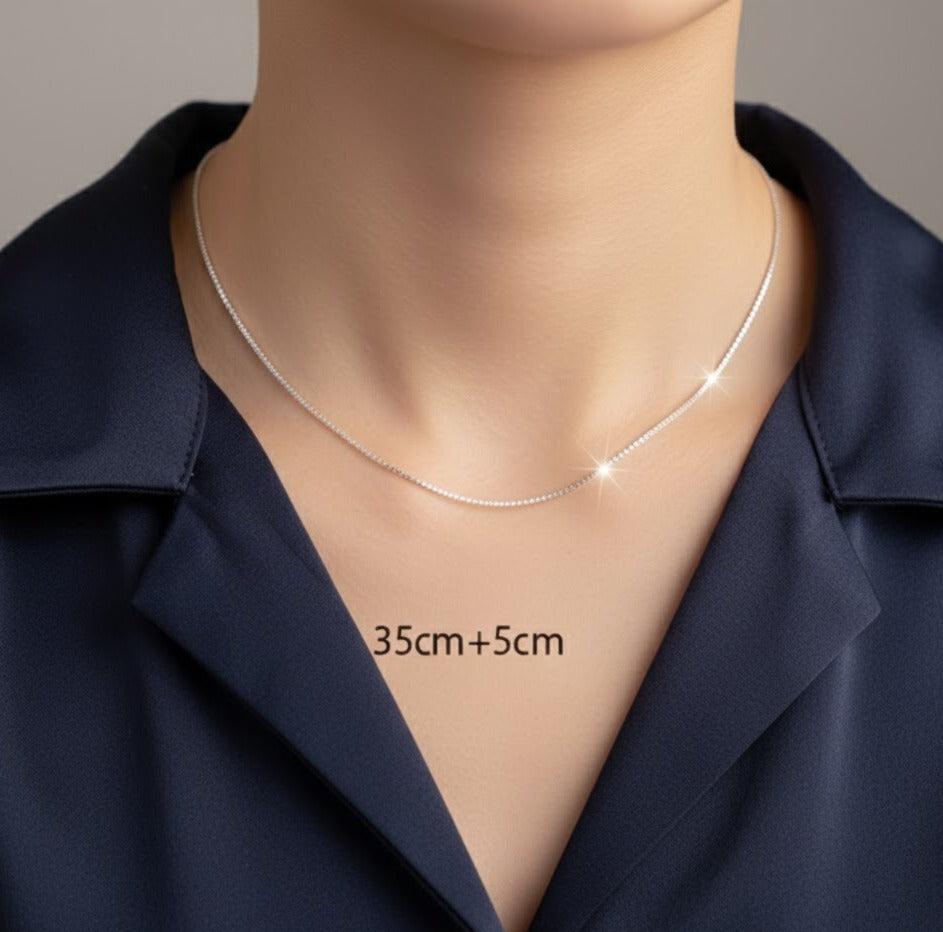 collar plateado luminoso